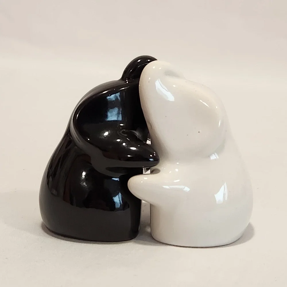 Hugging Elephants Salt and Pepper Shakers Set Black‎ and White Ceramic Novelty